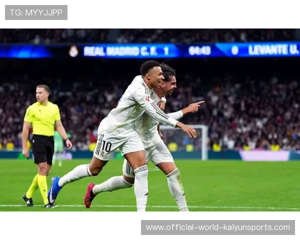 姆巴佩伯纳乌单骑闯关,禁区内面对三人合围挑射得手 姆巴佩伯纳乌单骑闯关,禁区内面对三人合围挑射得手